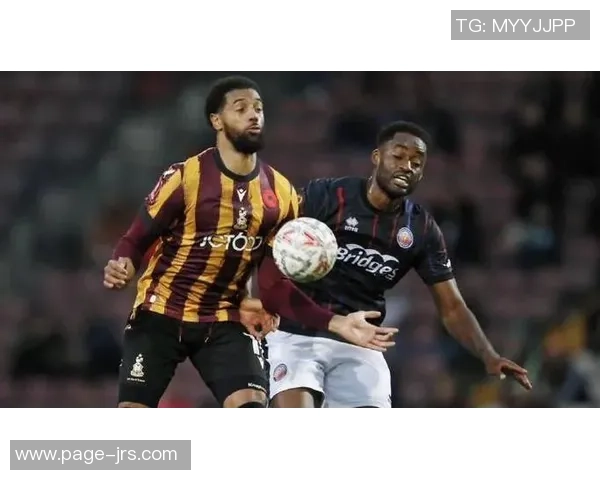 布拉德福德与奥尔德肖的激烈对决展现英乙联赛的精彩瞬间 布拉德福德与奥尔德肖的激烈对决展现英乙联赛的精彩瞬间